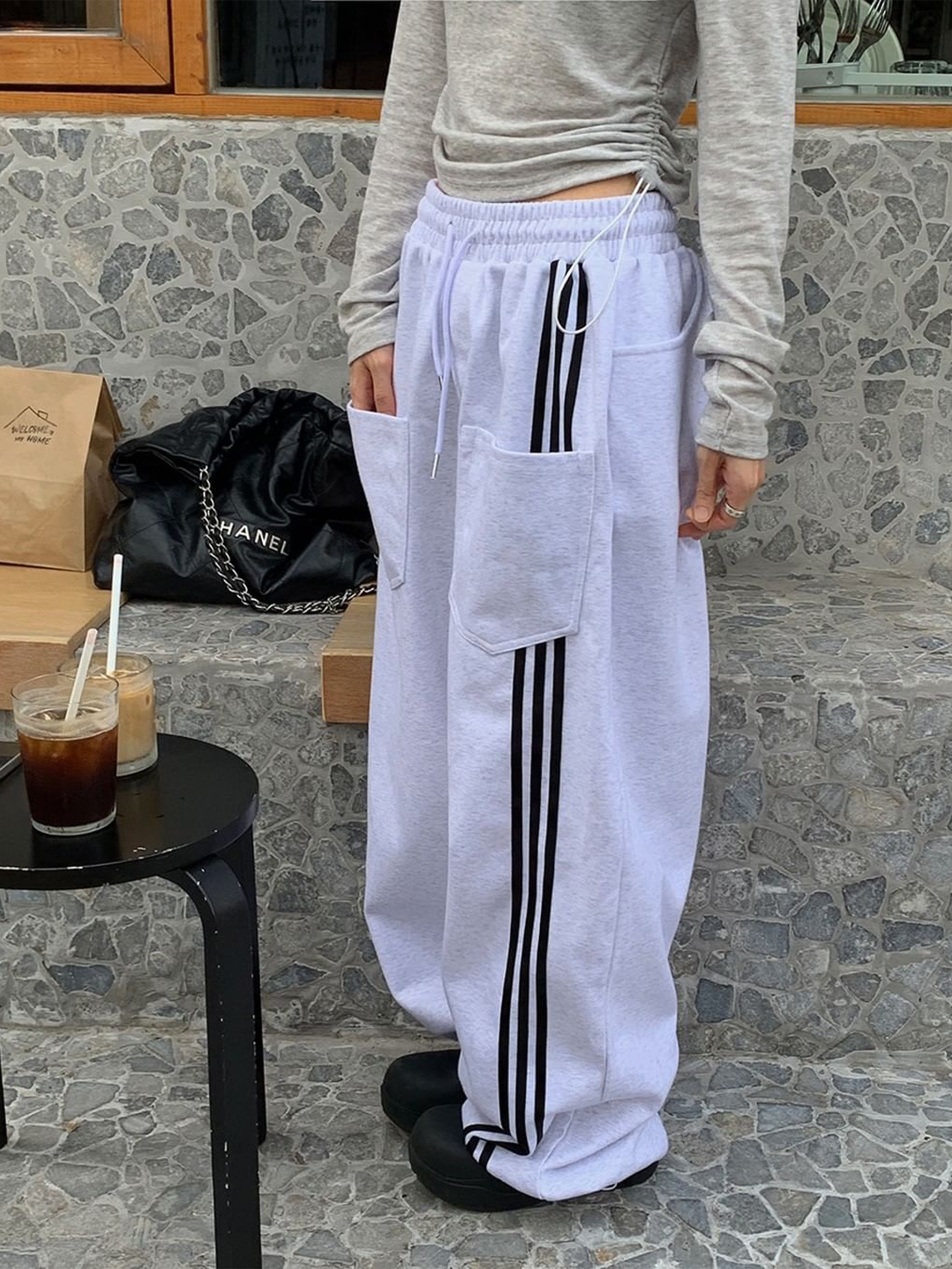 Reverse three-line sweatpants