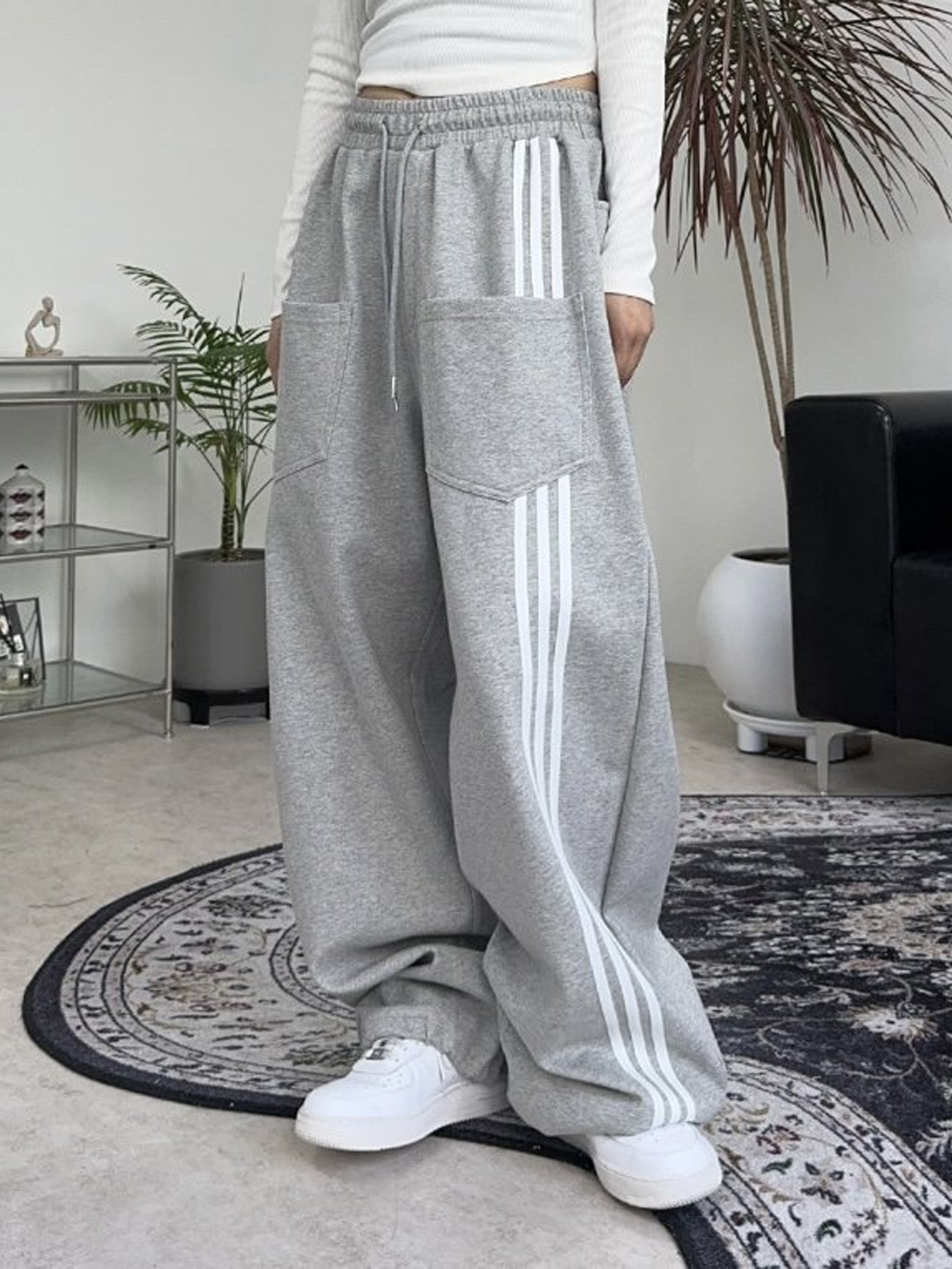 Reverse three-line sweatpants