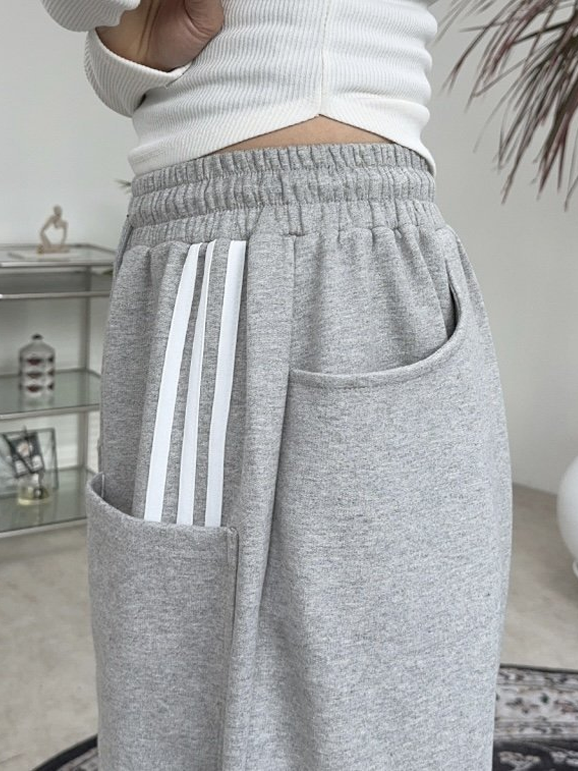 Reverse three-line sweatpants