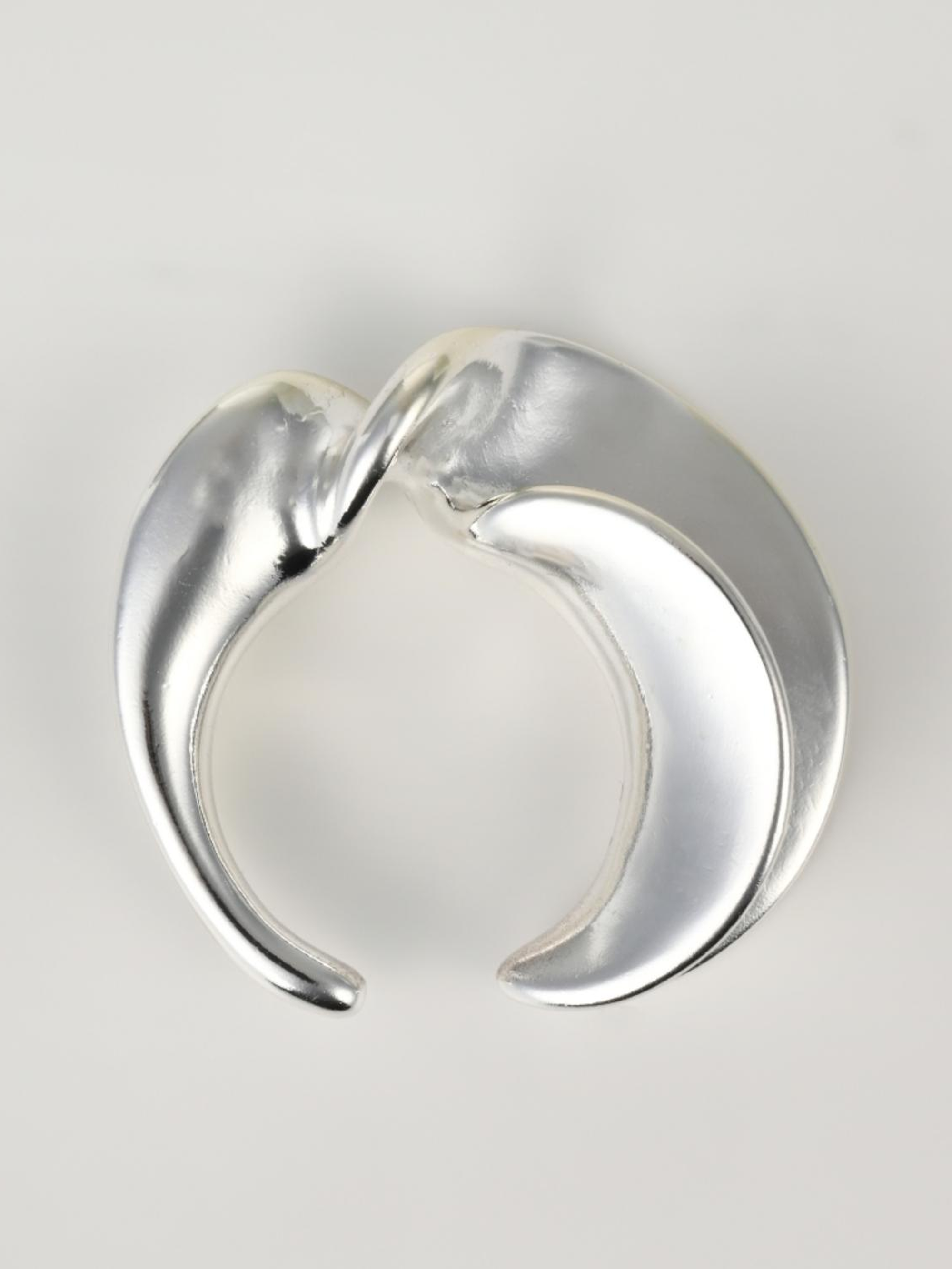 Asymmetry twist Ring