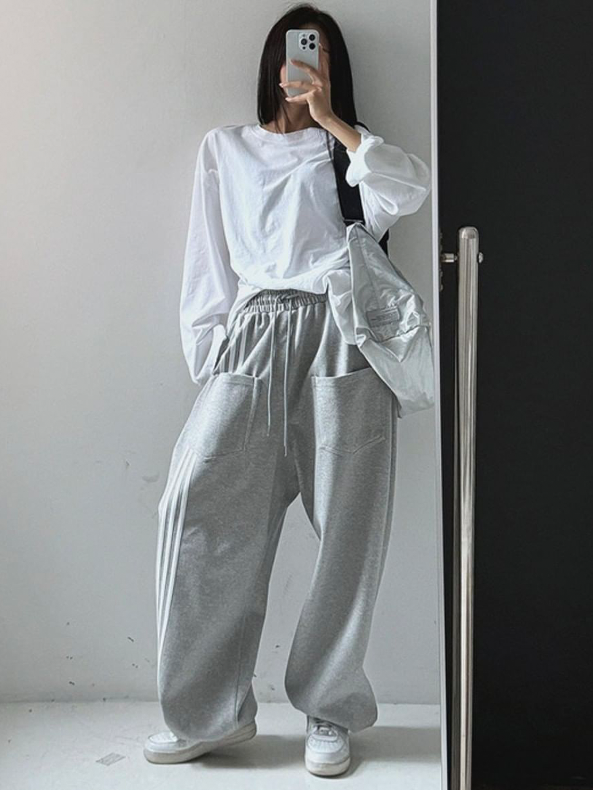 Reverse three-line sweatpants