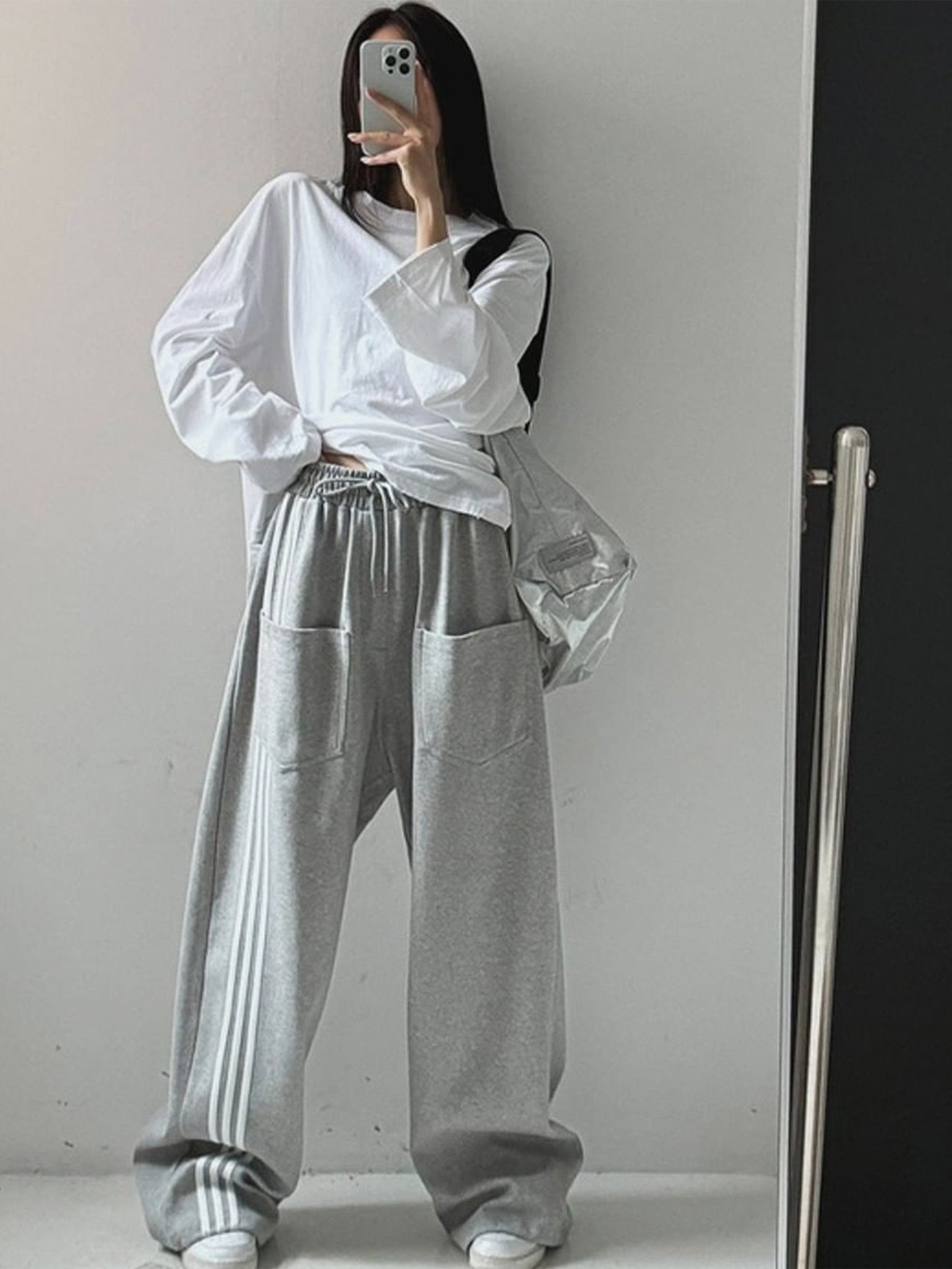 Reverse three-line sweatpants